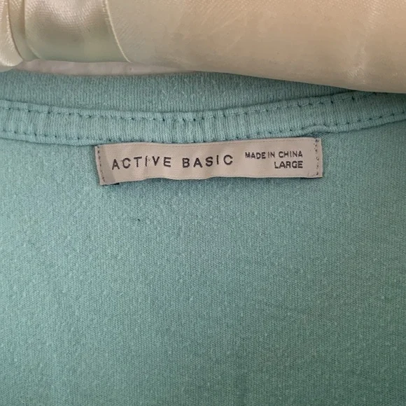 Basic T 💚 - Picture 2 of 5